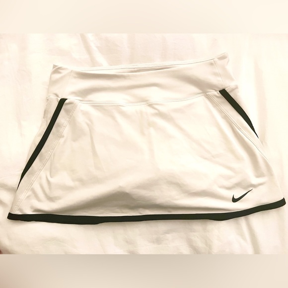 Women’s White Nike Dri-Fit Tennis Skirt with Built in Shorts Size Medium - Picture 1 of 2
